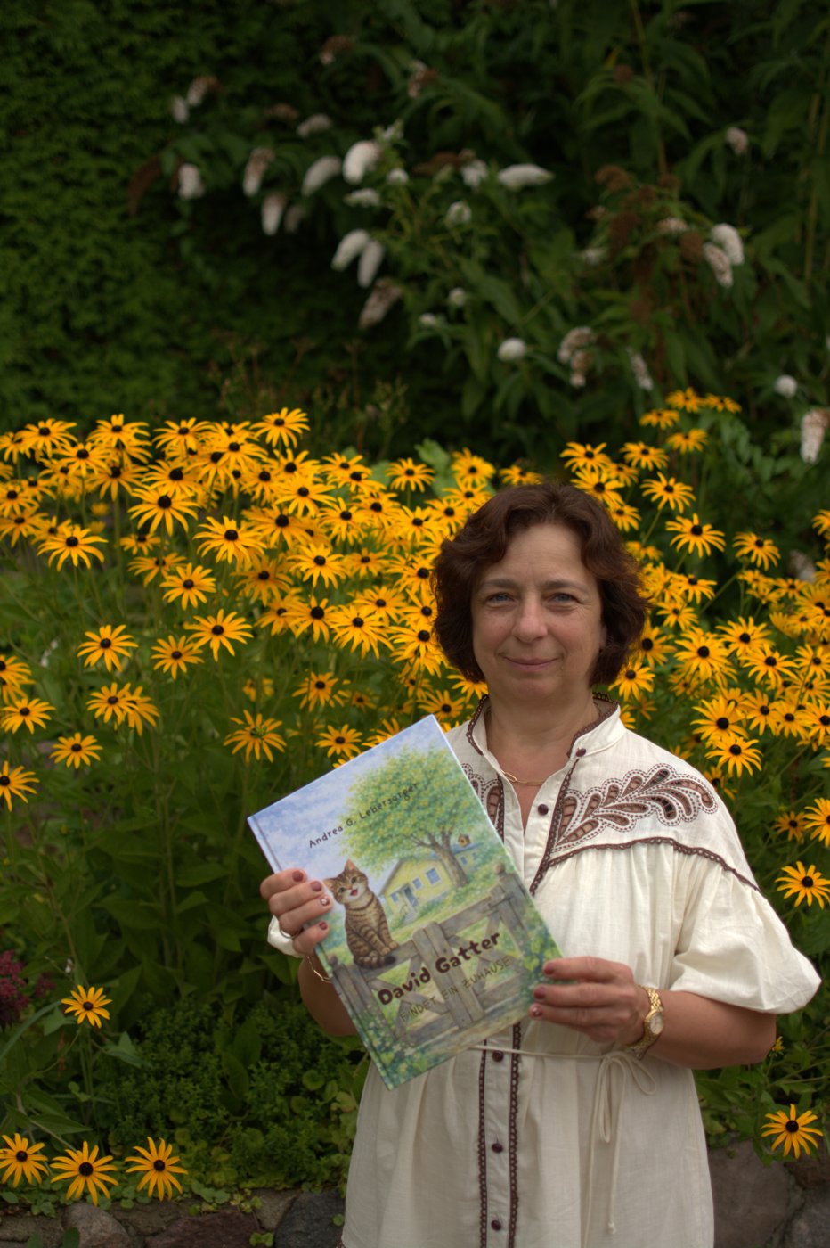 Andrea G. Lebersorger mit ihrem Buch